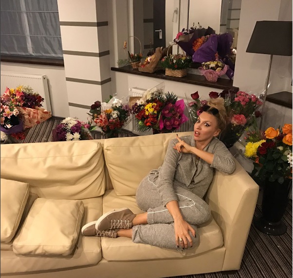 Королева в цветах: поклонники задарили Олю Полякову букетами на концерте в Николаеве