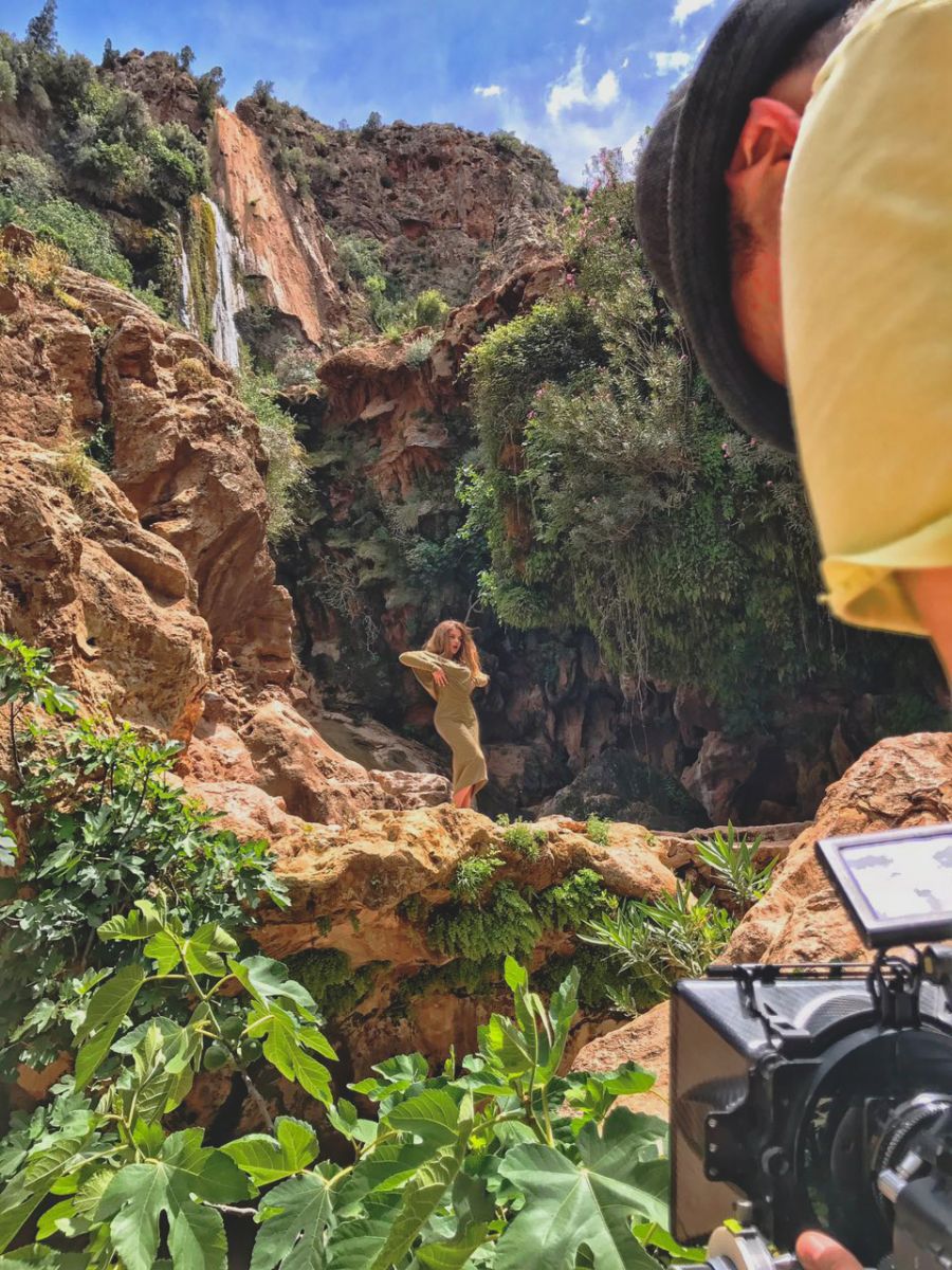 Бьянка сняла новый клип на берегу океана в Марокко