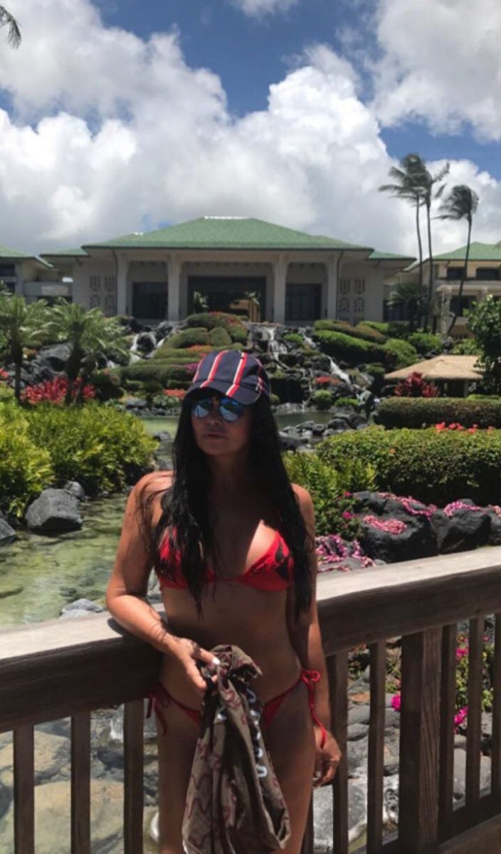 Ассия Ахат отдохнула на Гавайях и искупалась в океане с акулами