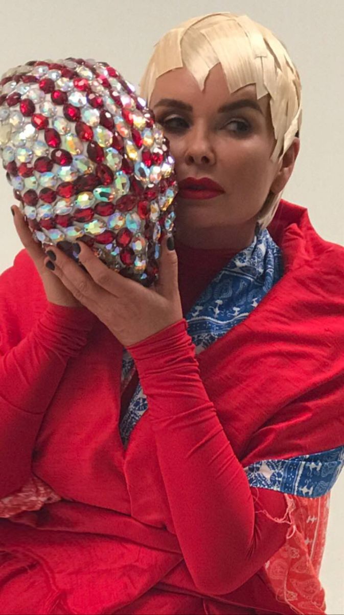 По стопам Кары Делевиль: Ассию Ахат чуть не побрили налысо