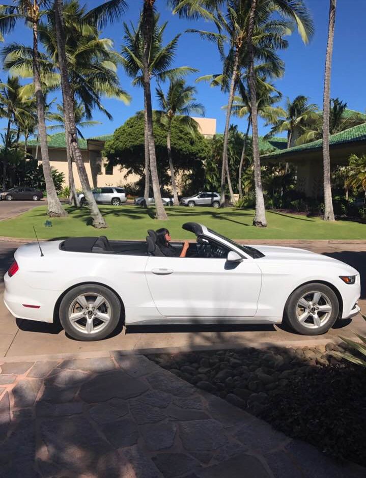 Ассия Ахат отдохнула на Гавайях и искупалась в океане с акулами