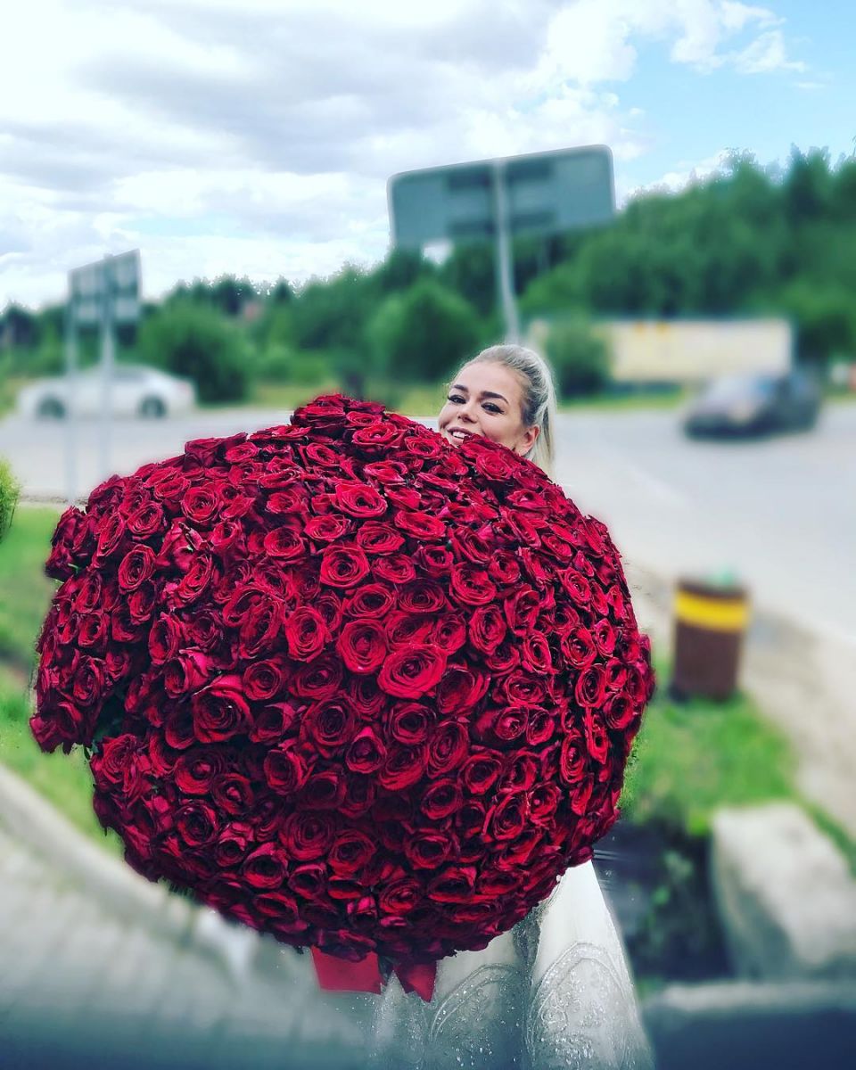 Алина Гросу заинтригована огромным букетом из 555 красных роз