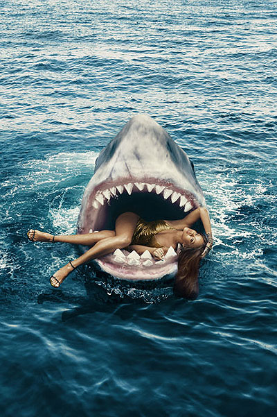 Опасная красота: Рианна снялась в фотосессии с акулами