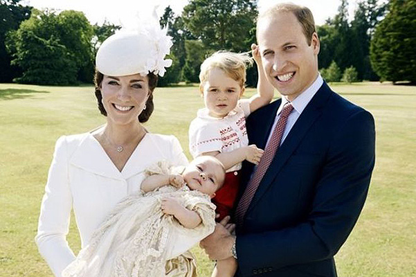 В сети появились первые официальные фото с крестин принцессы Шарлотты