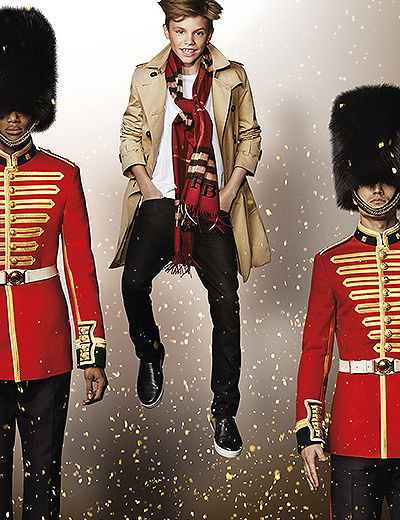 Наоми Кэмпбелл, Роузи Хантингтон-Уайтли, Ромео Бекхэм: звезды снялись в новой рекламе Burberry