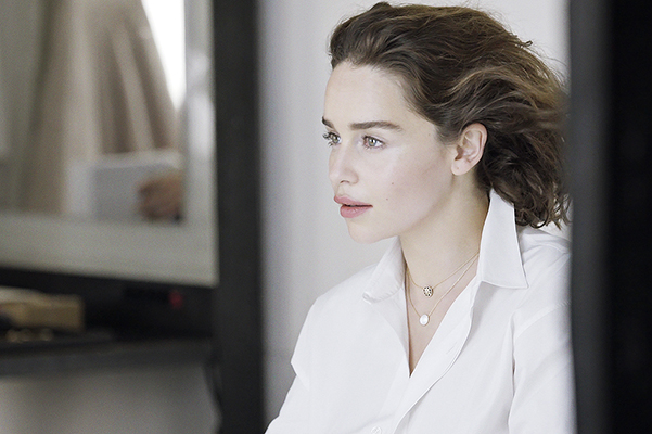 Эмилия Кларк появилась без нижнего белья  в рекламе Dior