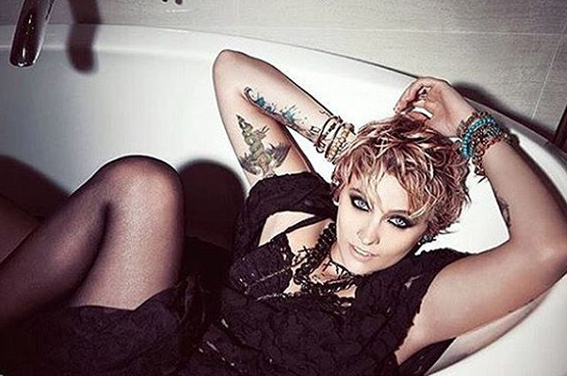 18-летняя дочь Майкла Джексона снялась в провокационной фотосессии с голым бойфрендом