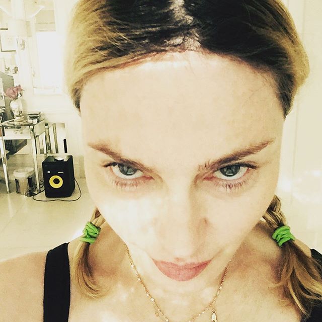 Свежо: Мадонна позирует без макияжа и с забавными косичками