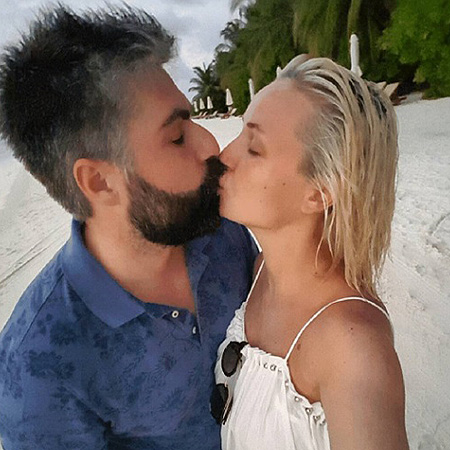 Это любовь: беременная Полина Гагарина позирует с мужем на пляже