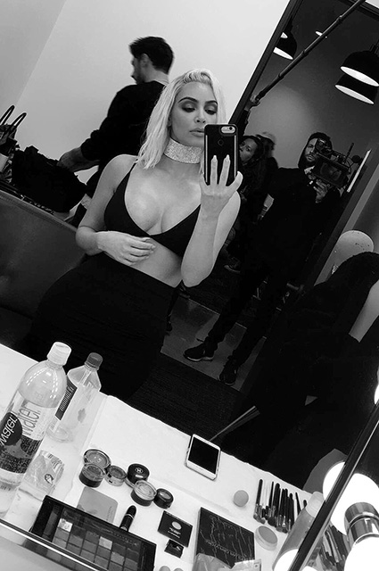 Очередные перемены: Ким Кардашьян обрезала волосы и перекрасилась в блондинку