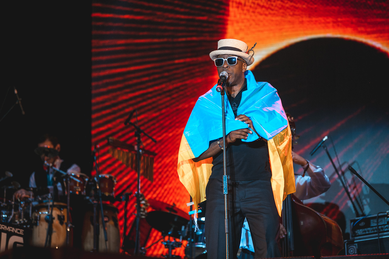 Люди, которые приехали в Черноморск &ndash; именно тот небольшой процент настоящих ценителей хорошей музыки, которые в серости будней могут позволить себе ненадолго остановиться и послушать любимых или новых исполнителей. Люди, которые в этом году приехали на фестиваль, - давние друзья, которые действительно любят джаз, и которые с фестивалем уже очень много лет. 