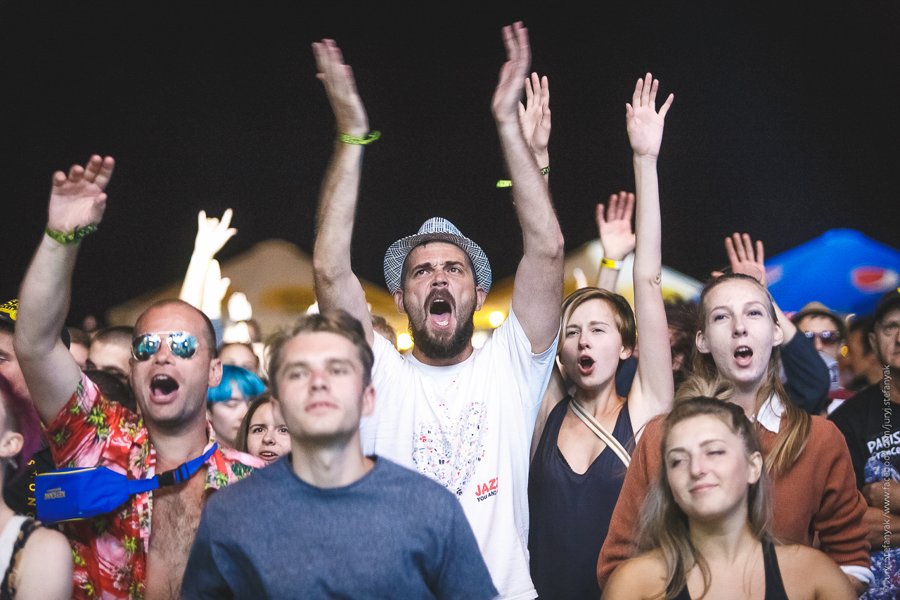 Люди, которые приехали в Черноморск &ndash; именно тот небольшой процент настоящих ценителей хорошей музыки, которые в серости будней могут позволить себе ненадолго остановиться и послушать любимых или новых исполнителей. Люди, которые в этом году приехали на фестиваль, - давние друзья, которые действительно любят джаз, и которые с фестивалем уже очень много лет. 