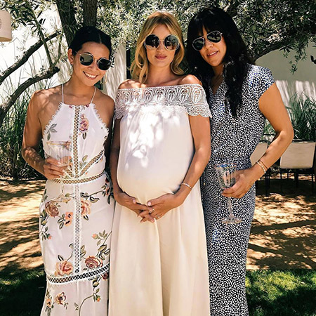 Беременная Роузи Хантингтон-Уайтли устроила вечеринку в честь скорого рождения первенца