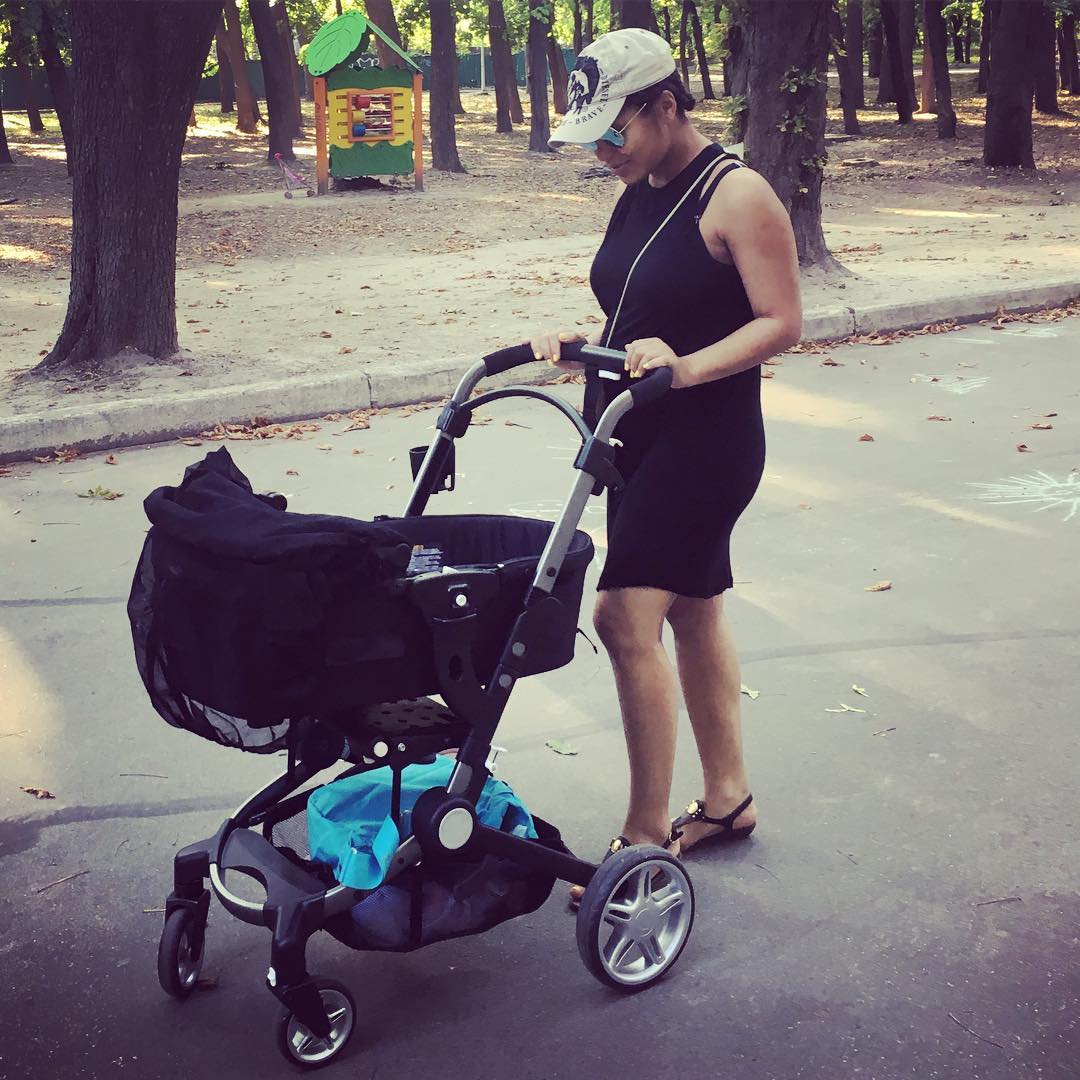 Фотофакт: Гайтана гуляет по Киеву с новорожденным ребенком