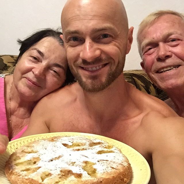 На пироги к маме: Влад Яма поделился трогательным фото с родителями