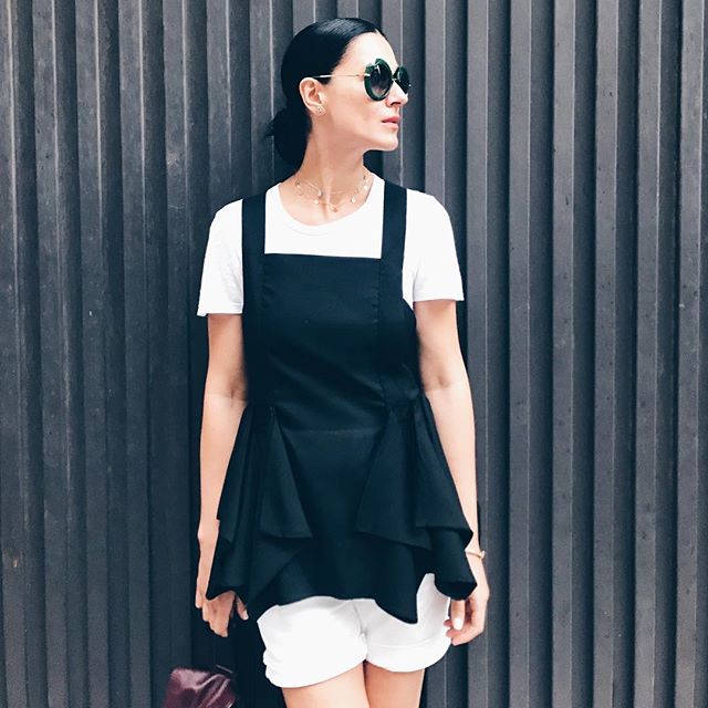 Маша Ефросинина похвасталась стильной вышиванкой на отдыхе в Барселоне