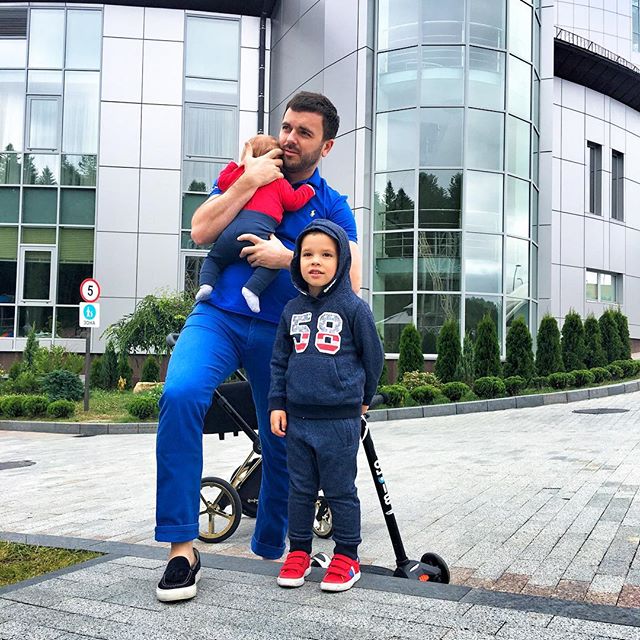 Первое путешествие вчетвером: Григорий Решетник с семьей отдыхает в Карпатах