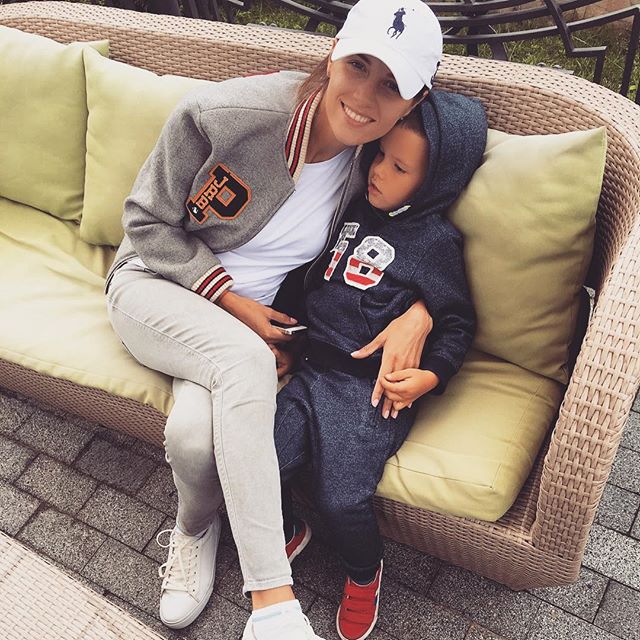 Первое путешествие вчетвером: Григорий Решетник с семьей отдыхает в Карпатах