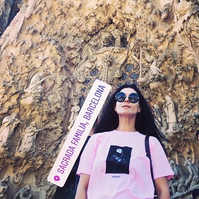 Маша Ефросинина похвасталась стильной вышиванкой на отдыхе в Барселоне