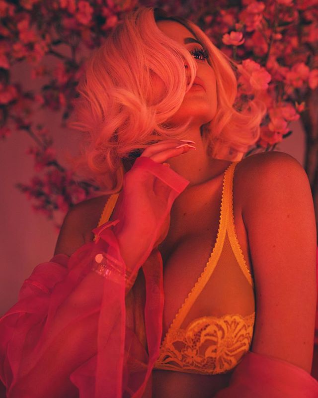 Кайли Дженнер взорвала сеть фотографией в откровенном нижнем белье