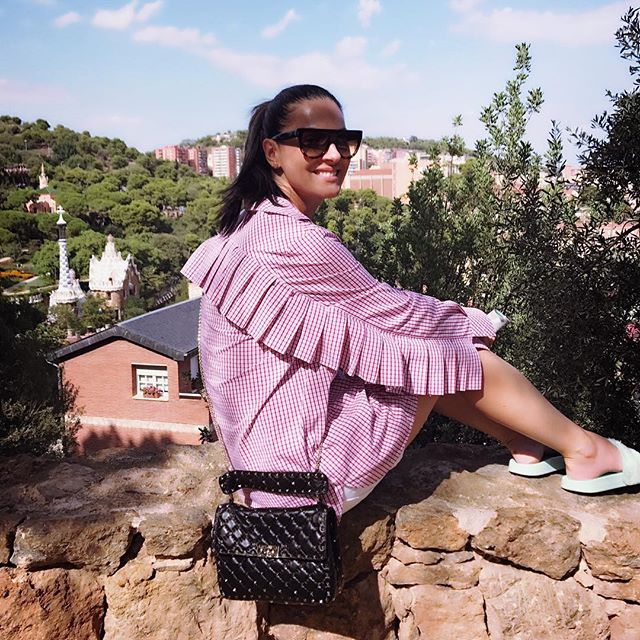 Маша Ефросинина похвасталась стильной вышиванкой на отдыхе в Барселоне