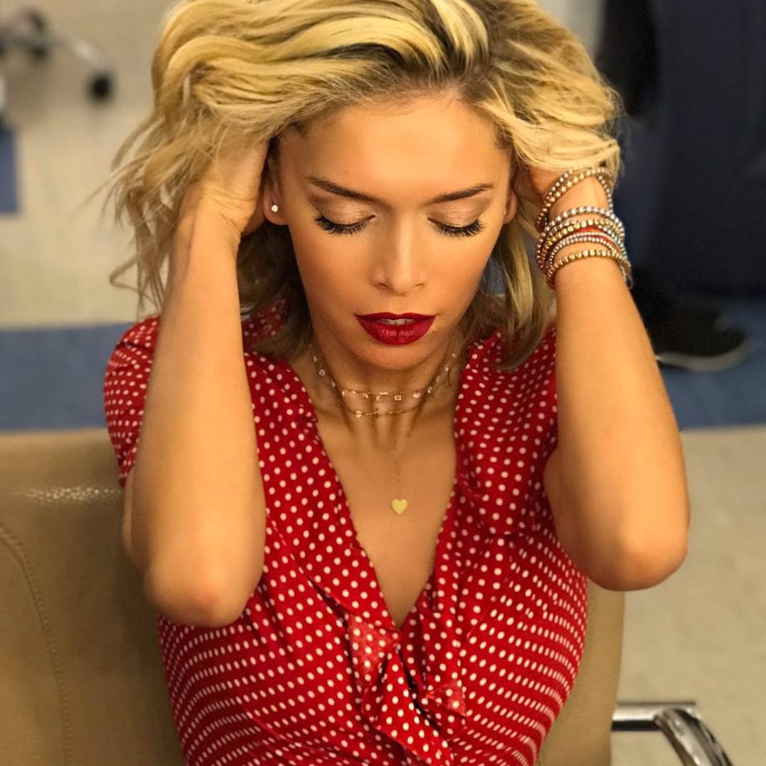 Lady in red: Вера Брежнева порадовала милым образом с платьем в горошек