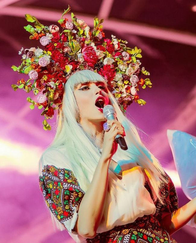 День вышиванки: звезды позируют в нарядах с украинскими орнаментами