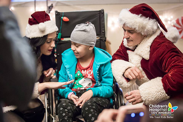 Сюрприз: Кэти Перри и Орландо Блум в новогодних костюмах посетили детскую больницу в Лос-Анджелесе