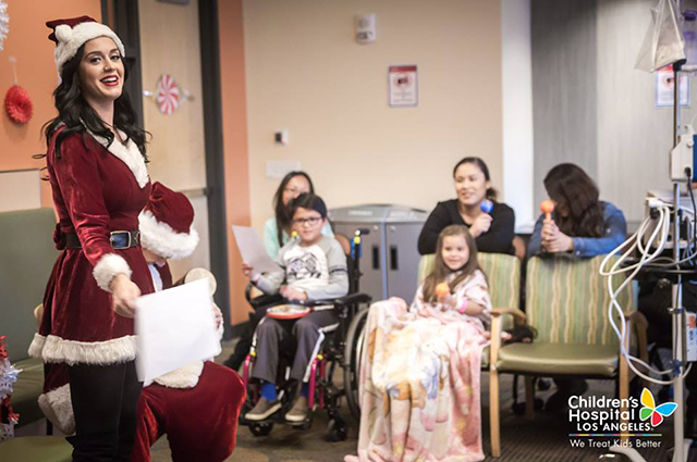 Сюрприз: Кэти Перри и Орландо Блум в новогодних костюмах посетили детскую больницу в Лос-Анджелесе