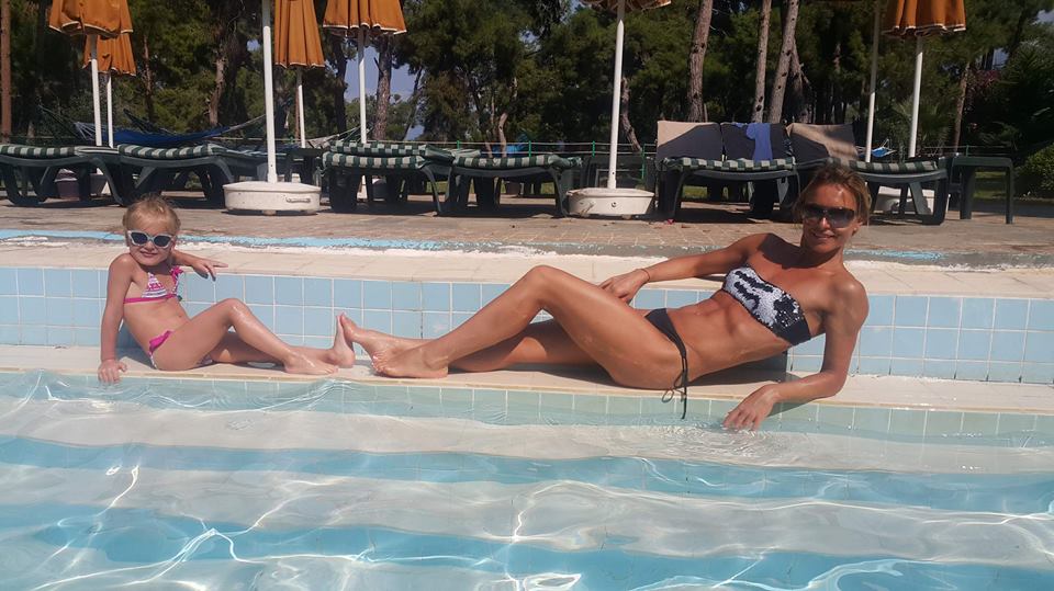 Тренер шоу Зважені та щасливі 7 Марина Узелкова позирует в бикини