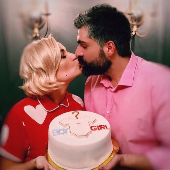 Мальчик или девочка? Полина Гагарина заинтриговала снимком с baby-shower