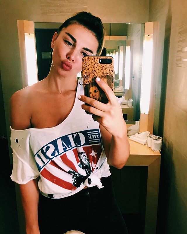 Неужели свадьба? Анна Седокова позирует в наряде невесты