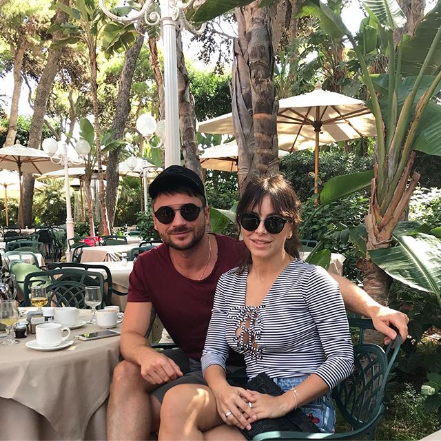 Итальянские каникулы: Ани Лорак позирует с малышкой дочерью