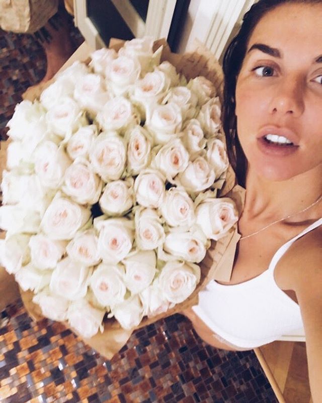 Неужели свадьба? Анна Седокова позирует в наряде невесты