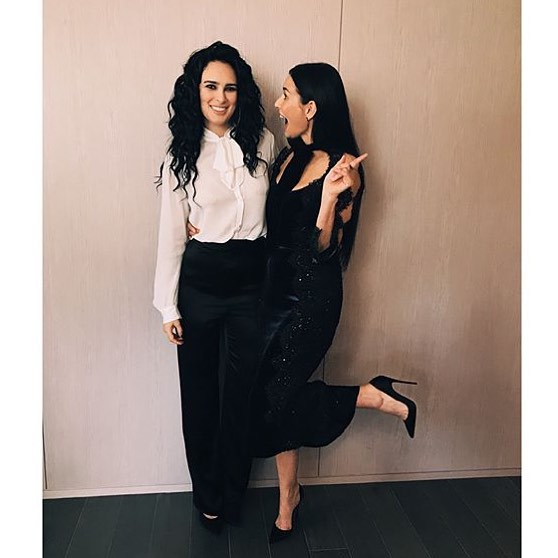 Ничего лишнего: Деми Мур восхитила черным кружевным платьем по фигуре