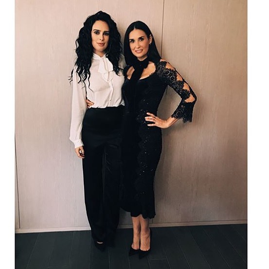 Ничего лишнего: Деми Мур восхитила черным кружевным платьем по фигуре