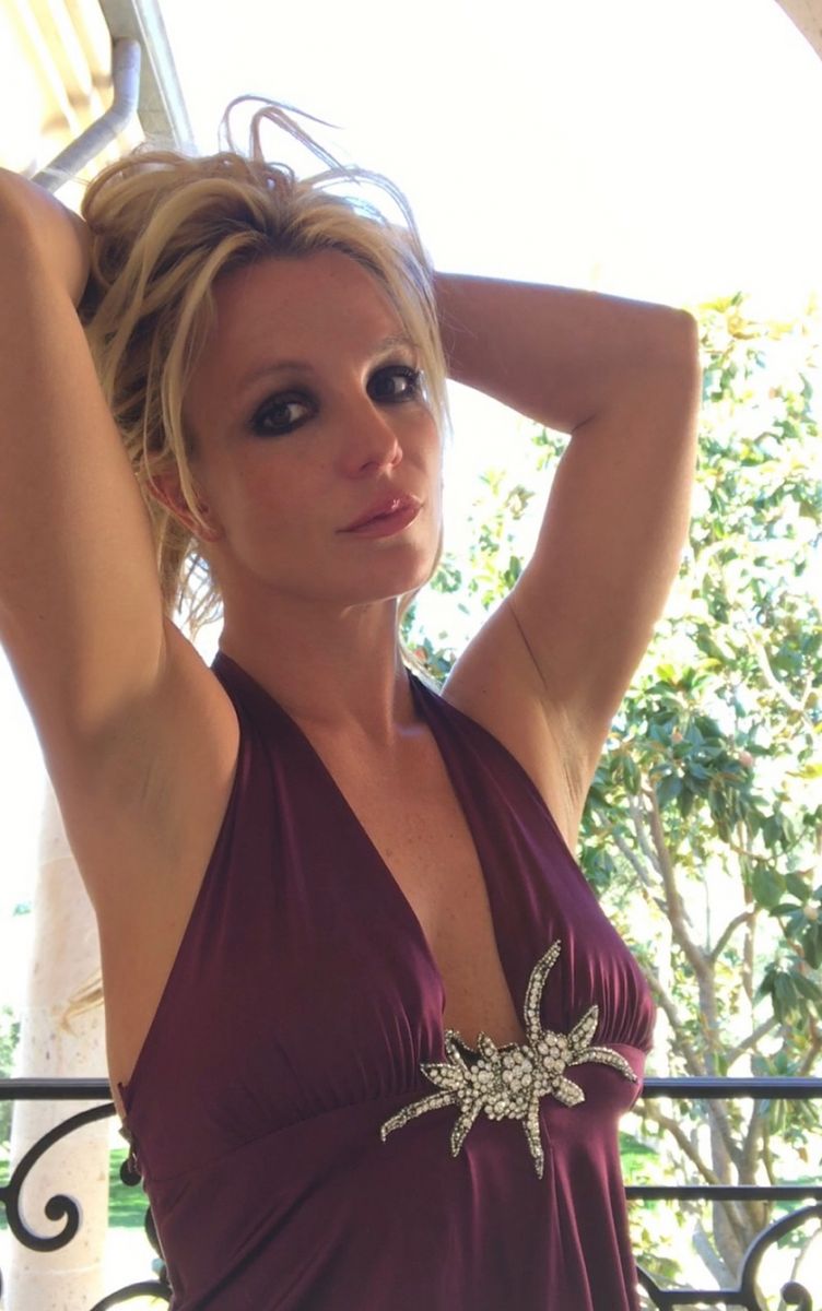 Потекший макияж и немодное платье: в сети раскритиковали фотографии Бритни Спирс