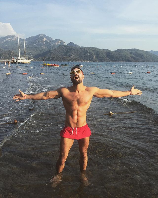 Одинокий романтик: обнаженный Виталий Козловский позирует в ванной