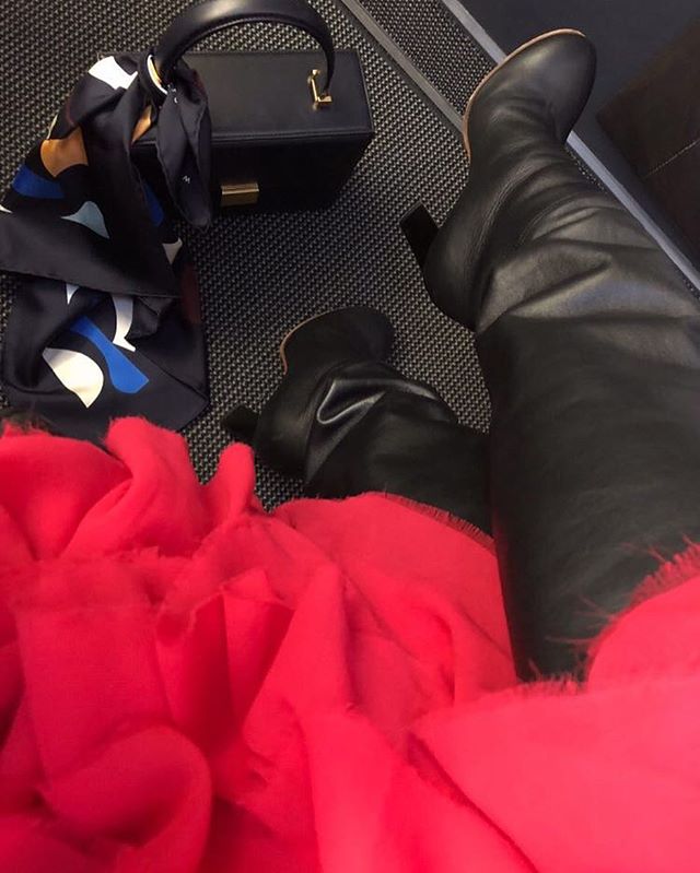 Виктория Бекхэм вышла в свет в красном платье c оголенной спиной