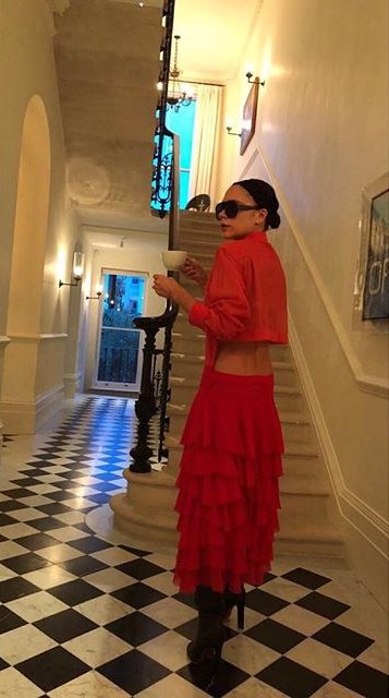 Виктория Бекхэм вышла в свет в красном платье c оголенной спиной