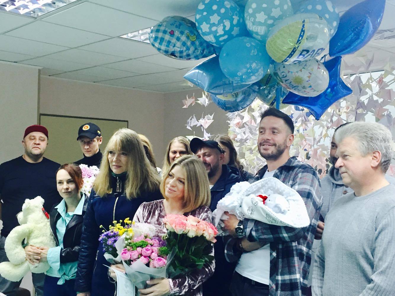 Большая семья: блондинка из &quot;Дизель Шоу&quot; Яна Глущенко выписалась из роддома