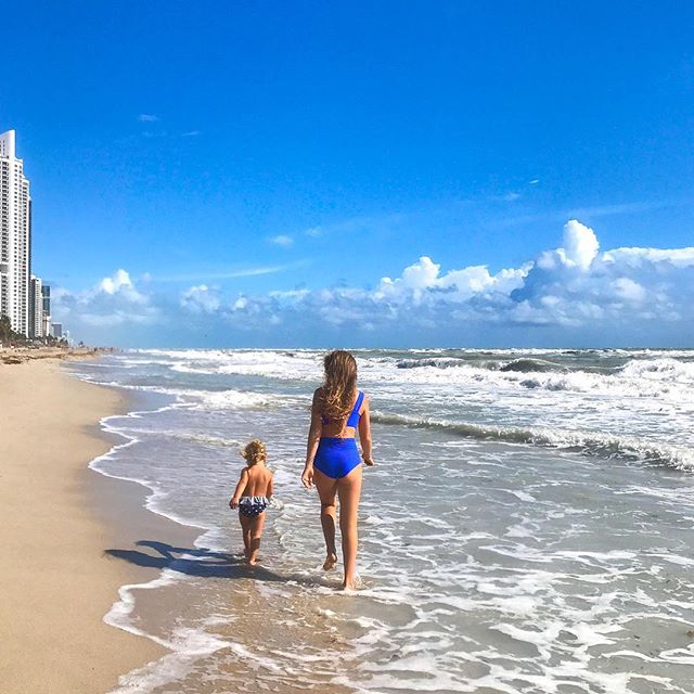 Привет из Майами: Яна Соломко позирует в ярком бикини