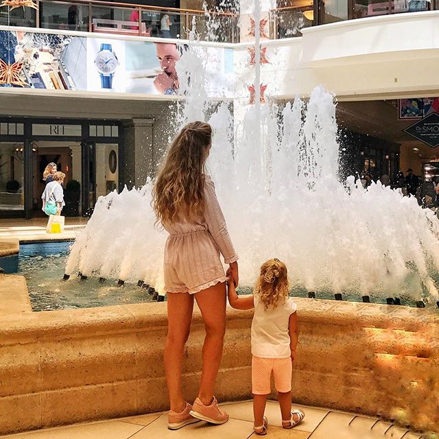 Купальники и мини-шорты: Яна Соломко улетела с семьей в Майами