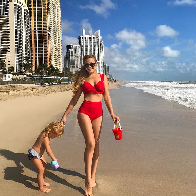 Привет из Майами: Яна Соломко позирует в ярком бикини