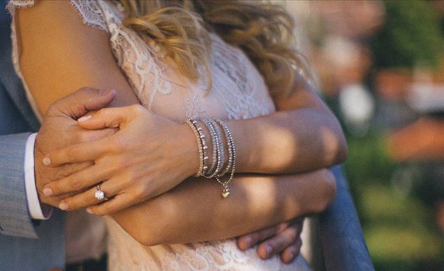 Снова свадьба? Вера Брежнева позирует в роскошном наряде невесты