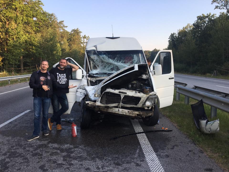 Участники группы ТНМК попали в аварию