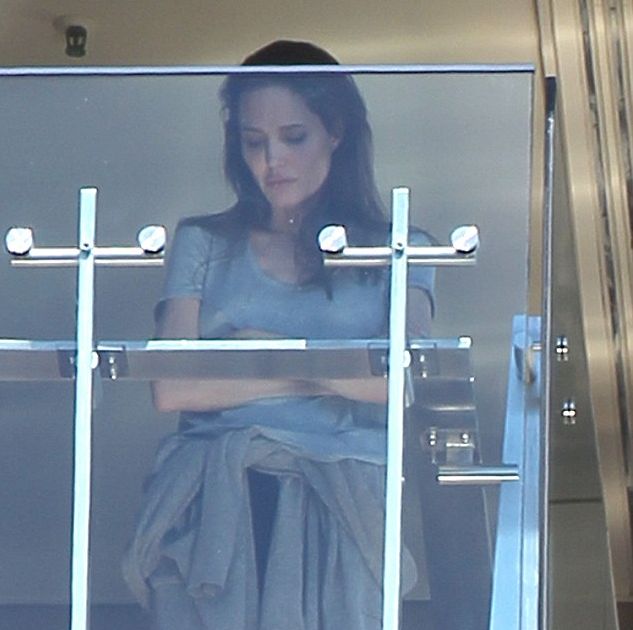 Анджелина Джоли начала курить