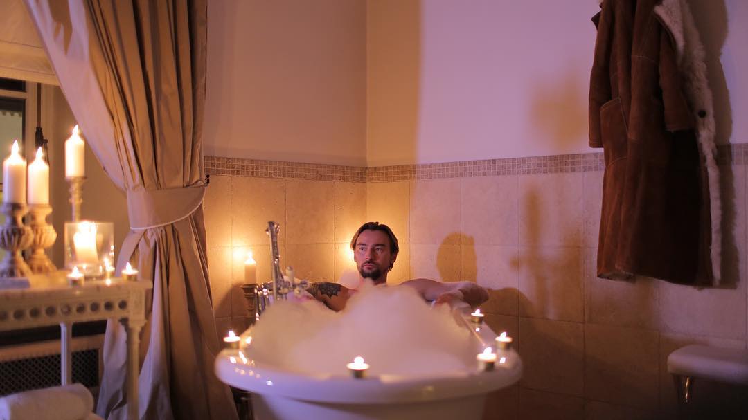 Алан Бадоев взбудоражил сеть голым фото в ванной