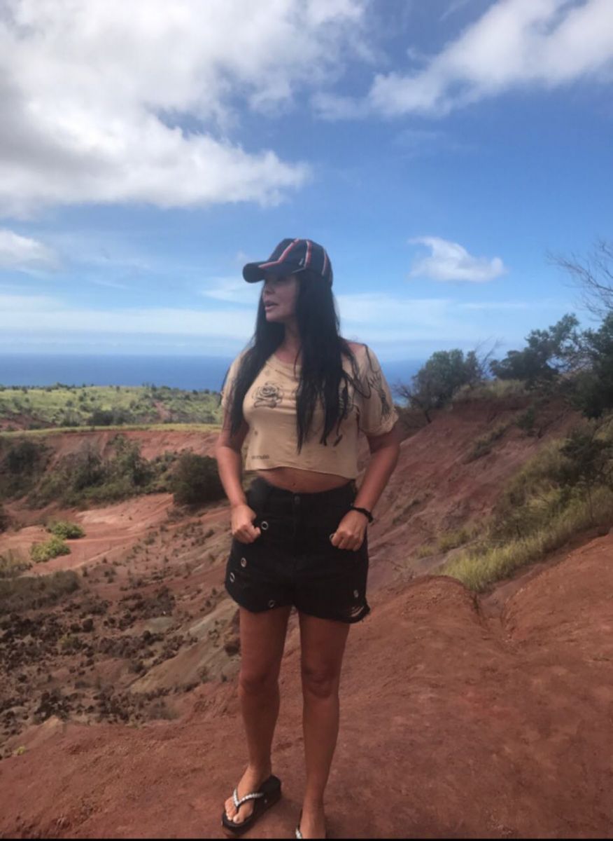 Ассия Ахат отдохнула на Гавайях и искупалась в океане с акулами