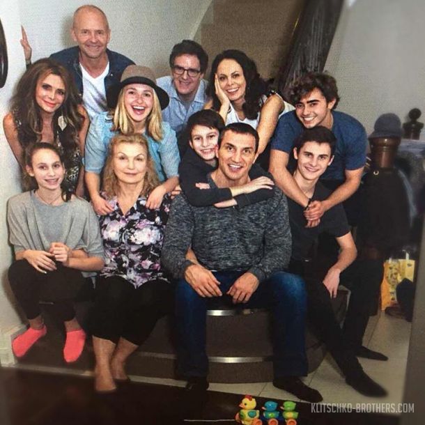 Все в сборе: в сети впервые появилось совместное фото семей Кличко и Панеттьери